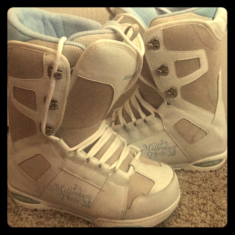 Barely used snowboarding boots!!